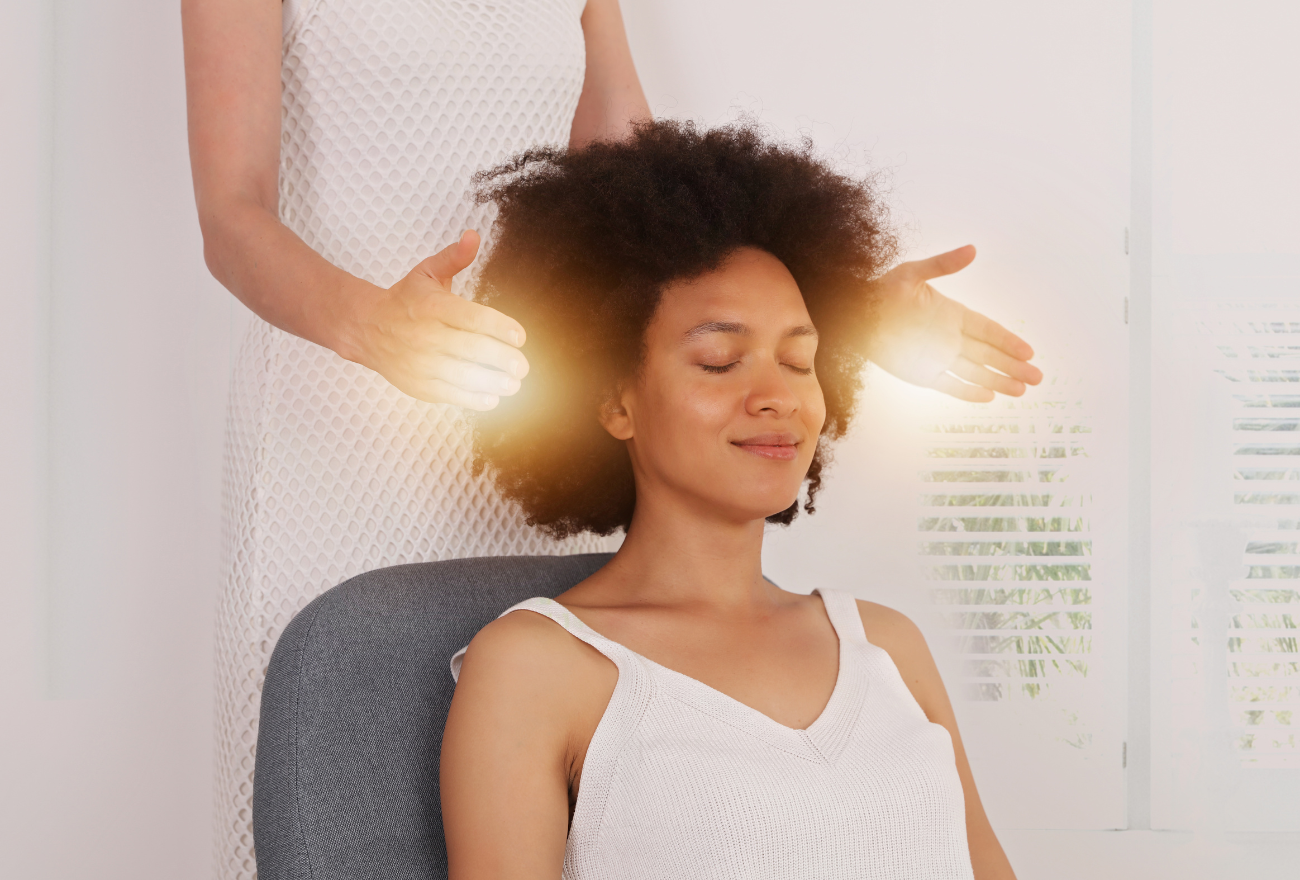 Energieübertragung mit den Händen Brain Balancing zum energetischen Gehirnausgleich